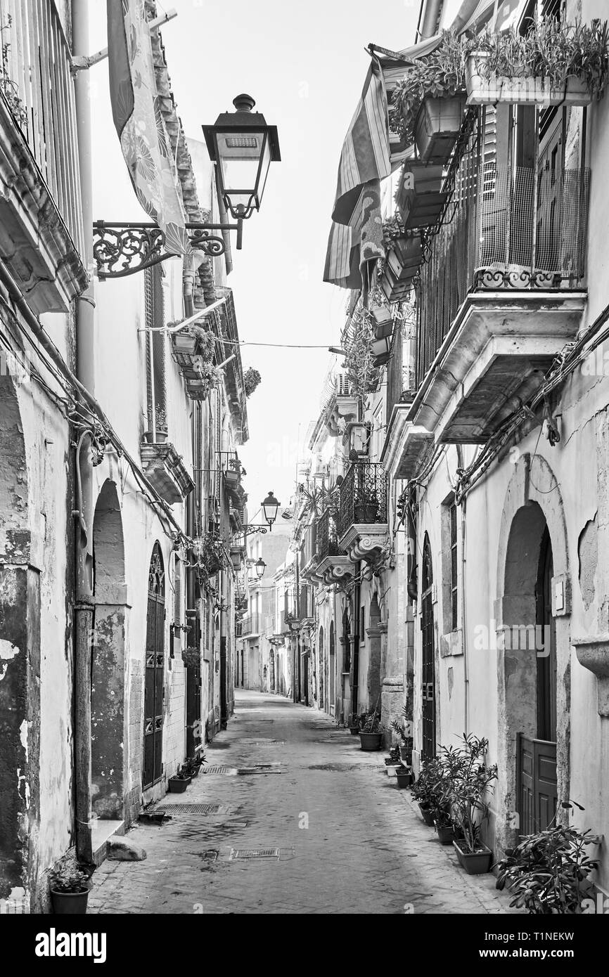 Old Street nella città vecchia di Siracusa, Sicilia Isola, Italia. In bianco e nero Foto Stock