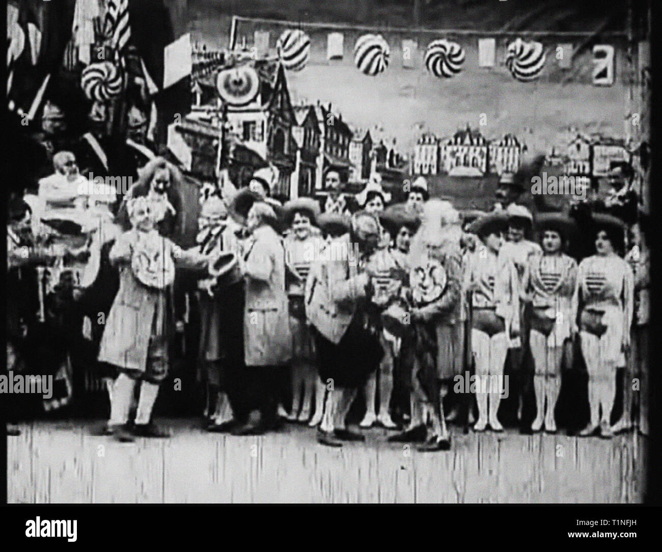 Un viaggio verso la luna (francese: Le Voyage dans la Lune)[a] è un Francese 1902 film di avventura diretto da Georges Méliès. Ispirato da una ampia varietà di fonti, tra cui Jules Verne i romanzi dalla terra alla luna e intorno alla Luna, il film segue un gruppo di astronomi che viaggiano verso la luna in un cannone a propulsione, capsule di esplorare la superficie della Luna, la fuga da un gruppo di metropolitana di seleniti (lunar abitanti), e ritorno a terra con un captive selenito. Esso dispone di un cast ensemble francese di artisti teatrali, guidato da Méliès stesso nel ruolo principale del Professor Barbenfouillis, e Foto Stock