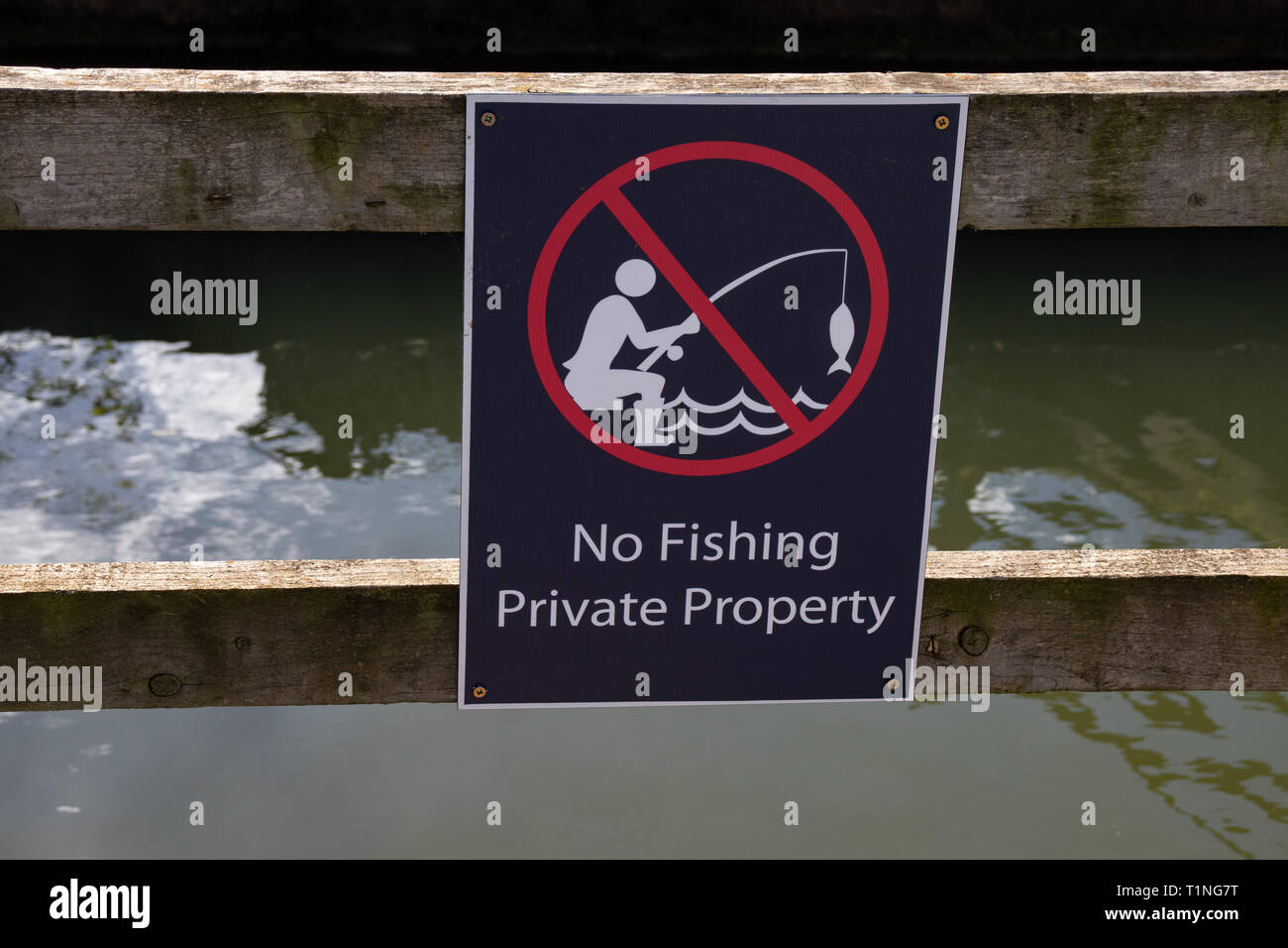 Nessuna attività di pesca i segni e i segnali di avvertimento sulla Trent e Mersey Canal vicino Mercia Marina,Willington Derbyshire.Inghilterra Foto Stock