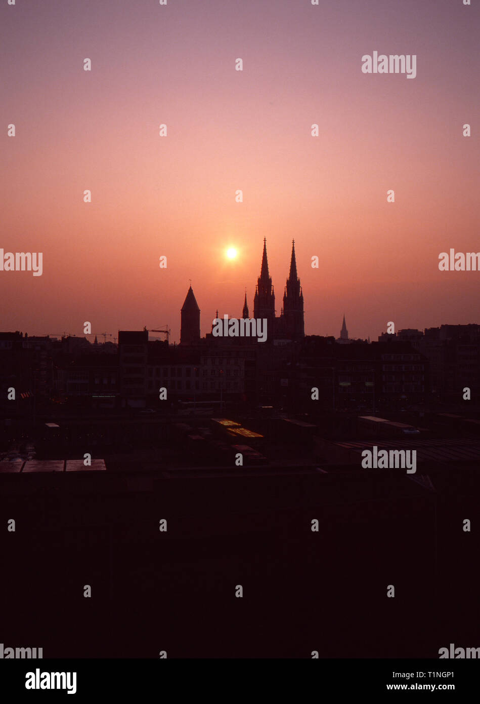 Anni Novanta Ostend,Skyline,Tramonto,la chiesa di San Pietro e di San Paolo,chiesa cattolica,immagine di archivio Foto Stock