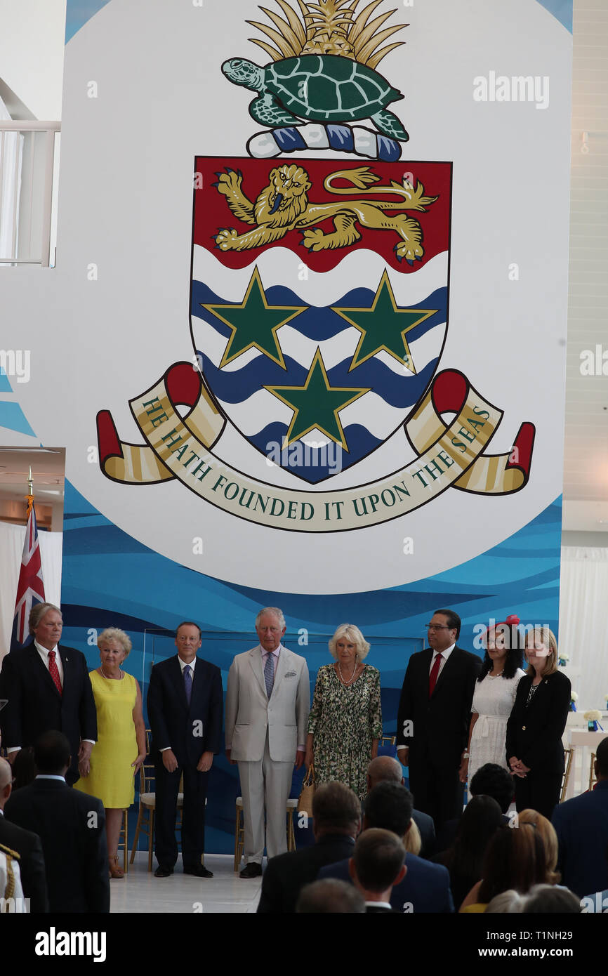 Il Principe di Galles e la duchessa di Cornovaglia con il Governatore delle Isole Caymen Martyn Roper (terza a sinistra) e Premier Alden McLaughlin (terza a destra)partecipare all'apertura di un nuovo terminale come essi arrivano a Owen Roberts International Airport, Isole Cayman. Foto Stock