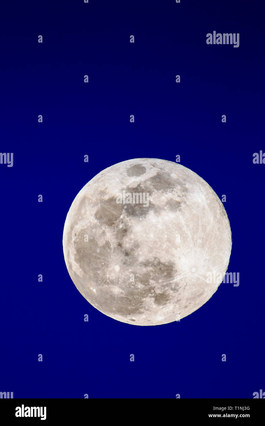 Luna piena su montagne rocciose, Salida, Colorado, STATI UNITI D'AMERICA Foto Stock