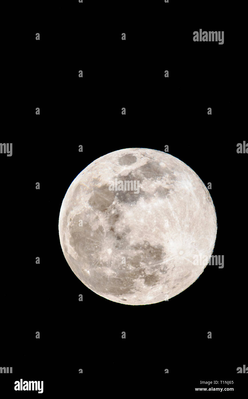 Luna piena su montagne rocciose, Salida, Colorado, STATI UNITI D'AMERICA Foto Stock