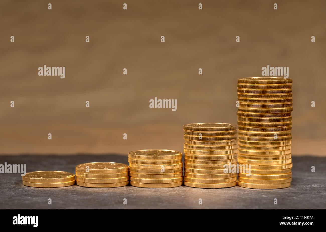 Concetto di crescita degli investimenti in metalli preziosi con US Treasury Gold Eagle monete Foto Stock