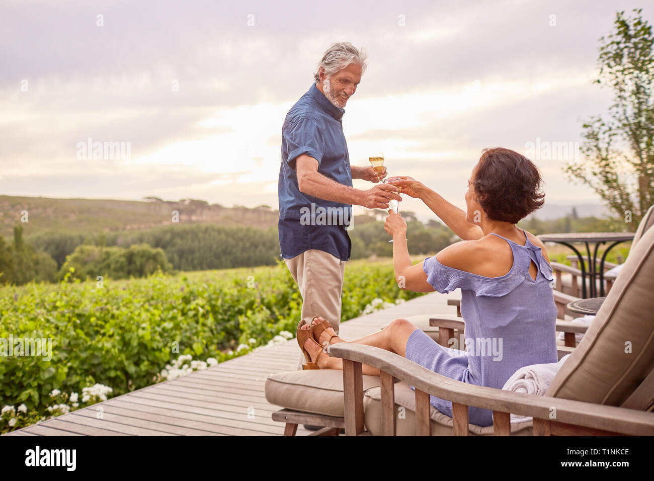 Coppia matura bevendo champagne sul ponte Foto Stock