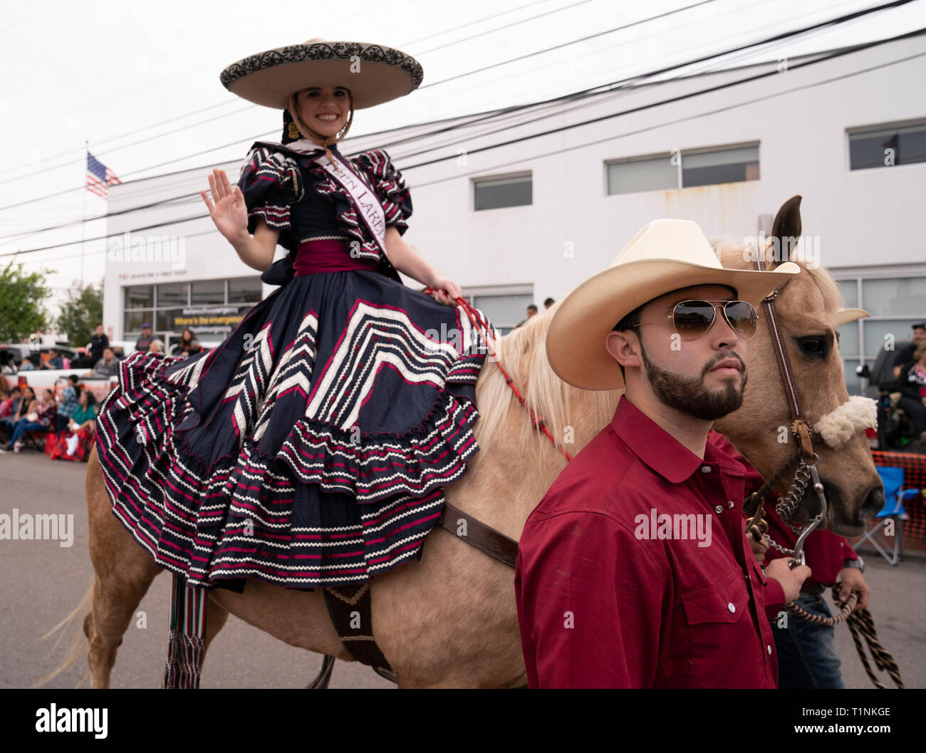 Giovane donna vestita in un tradizionale charreada onde abbigliamento mentre in sella ad un cavallo in annuale di Washington la celebrazione di compleanno sfilata in Laredo TX Foto Stock