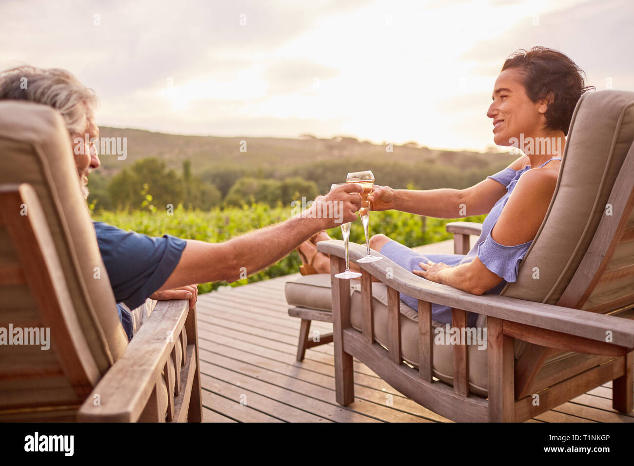 Paio di relax con champagne sul patio resort Foto Stock