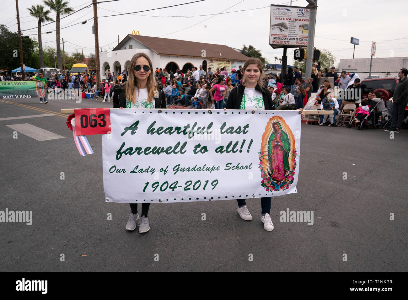 Banner portato a Washington la celebrazione di compleanno parade mostra che la locale scuola cattolica nella città di Laredo in Texas, è la chiusura dopo 115 anni. Foto Stock