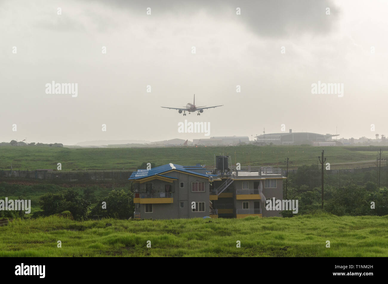 AirAsia Airbus A320 di volo con lo sbarco attrezzi impiegati si prepara a terra a Goa International Airport, Dabolim, Vasco, Goa, India Foto Stock