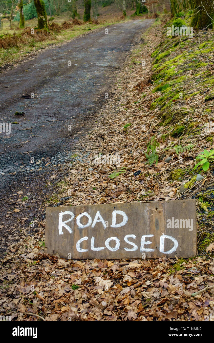 Strada chiusa segno su strette strade di campagna in Scozia Foto Stock