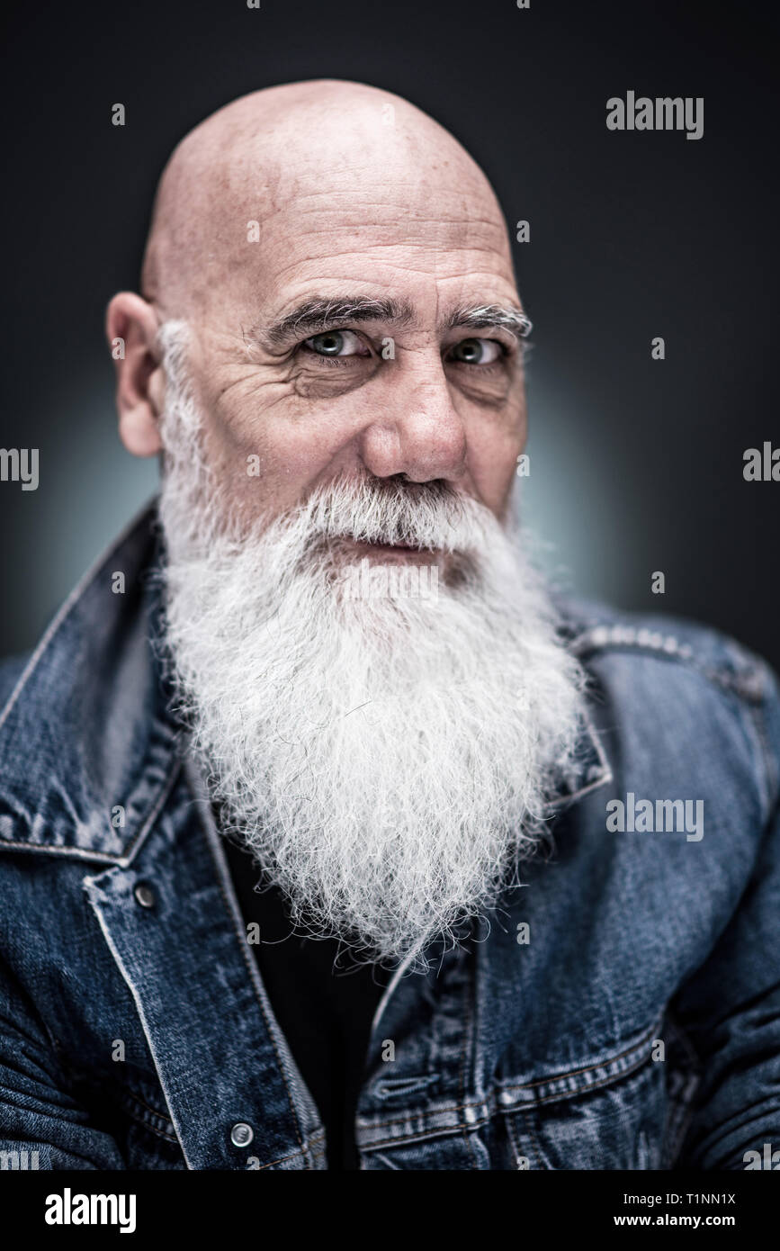 Ritratto in studio di un senior hipster con una lunga barba bianca Foto  stock - Alamy