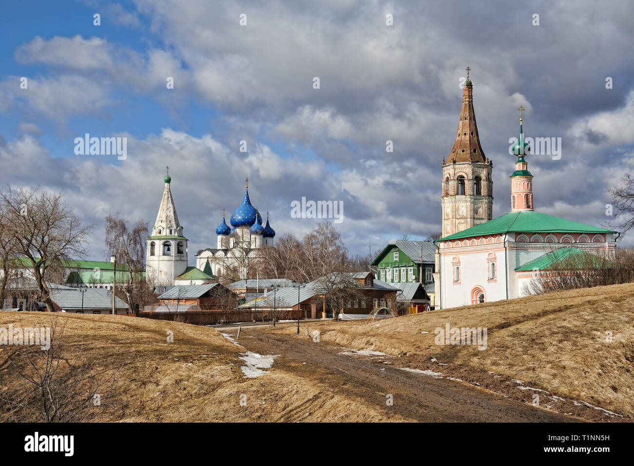 = una strada attraverso i bastioni al Cremlino di Suzdal nella primavera = molla bellissimo paesaggio di Suzdal' con una vista da vecchi bastioni di terracotta (ex fortificat Foto Stock