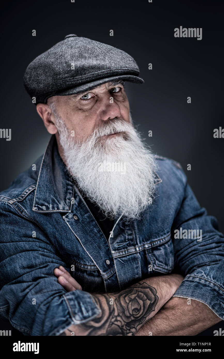 Ritratto in studio di un senior hipster con una lunga barba bianca Foto  stock - Alamy