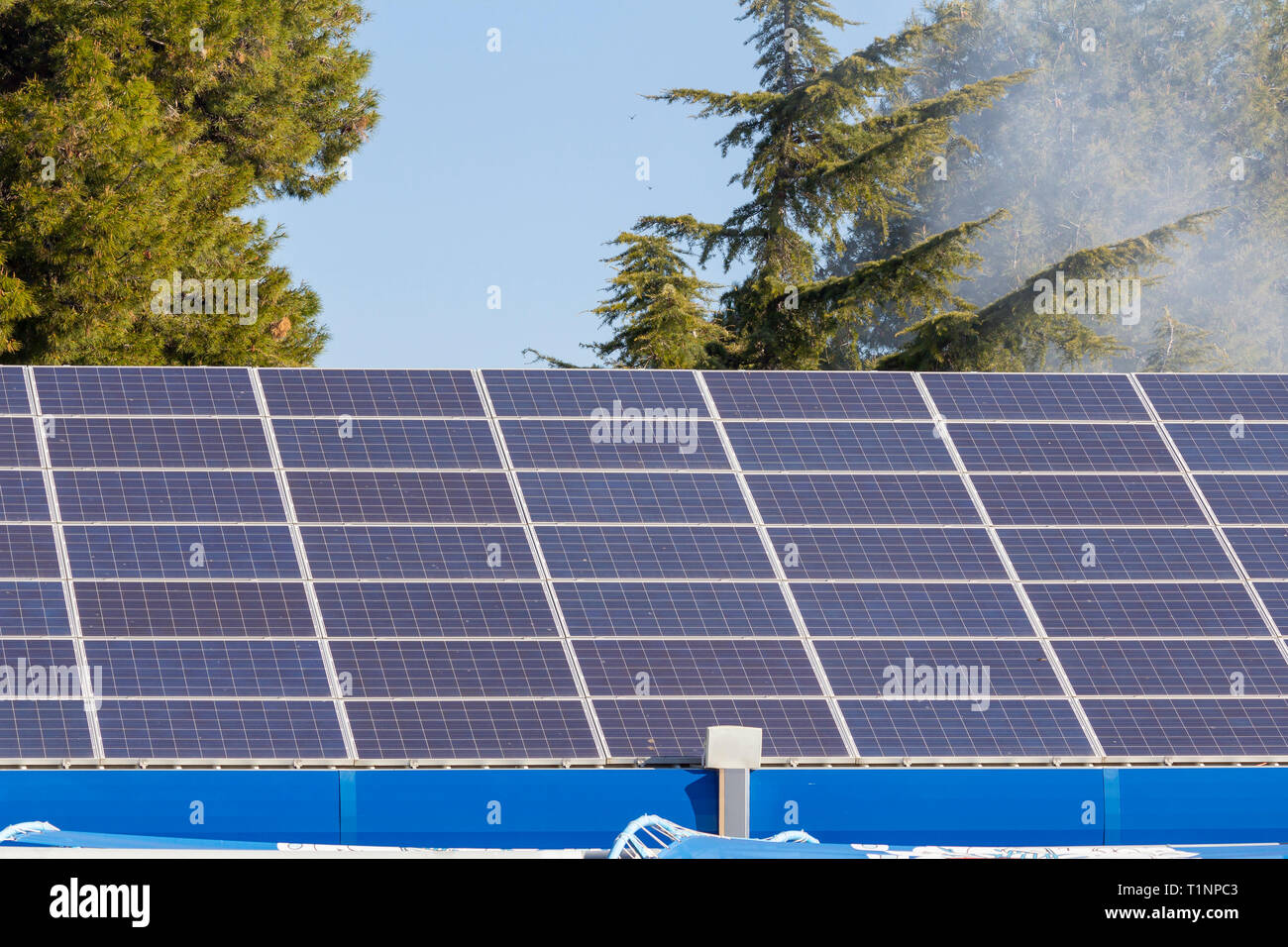 Pannelli solari in un tetto di un edificio, per l'alimentazione automatica di energia elettrica dal sole Foto Stock