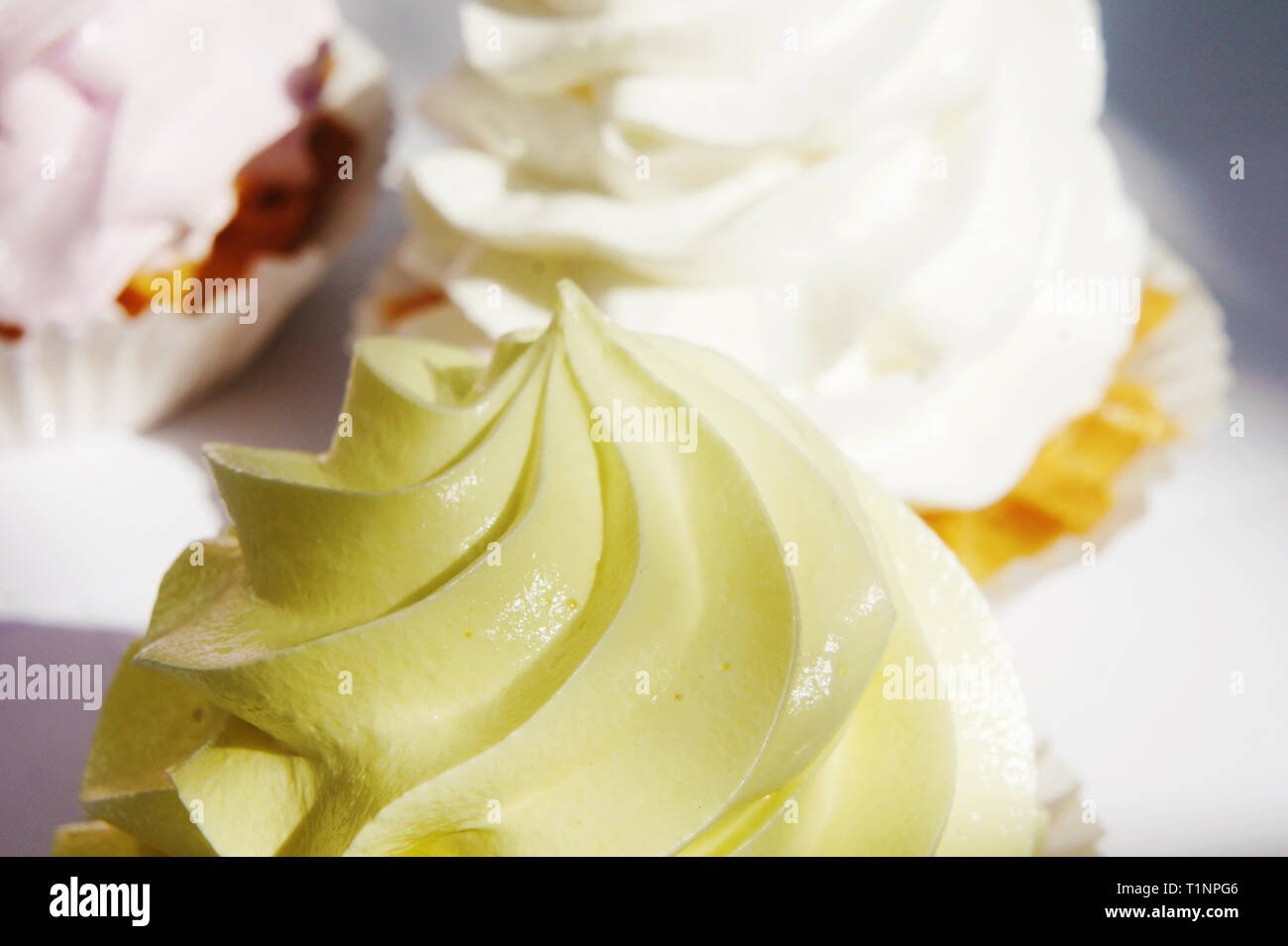 La tratta su strada. top torte di panna. crema gialla su torte. Foto Stock