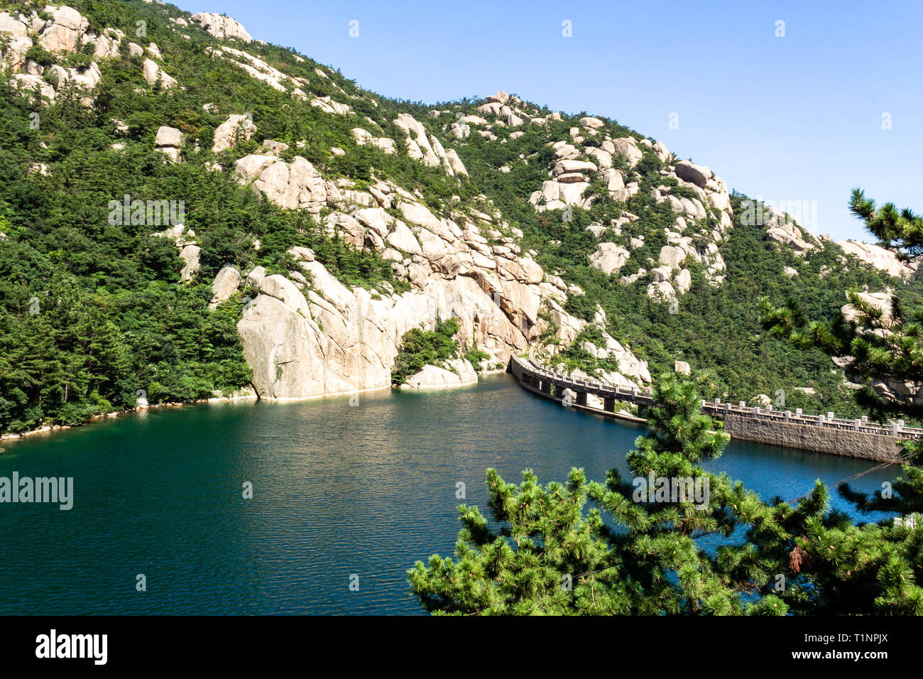 Qingdao, Cina: un lago in Ba Shui egli trail in Mt. Laoshan in estate. Laoshan mountain offre alcuni dei più antichi templi di tutta la Cina e i Foto Stock