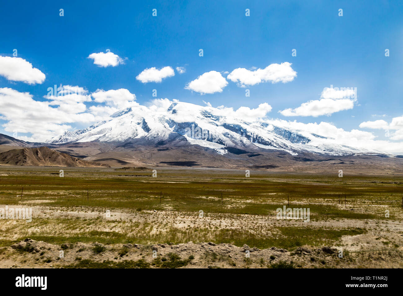 Il Majestic Muztagh Ata, 7546m, come si vede dal Karakorum Highway, Xinjiang, Cina. Il collegamento di Kasghar al confine pakistano attraverso l'altopiano del Pamir, Foto Stock