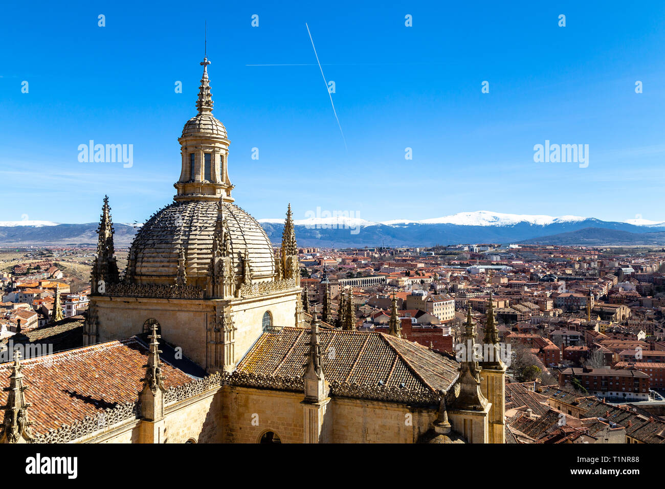 Segovia, Spagna: vista sulla cupola del Duomo e di Segovia La città vecchia dalla cima del campanile durante il periodo invernale. Le cime innevate della Foto Stock