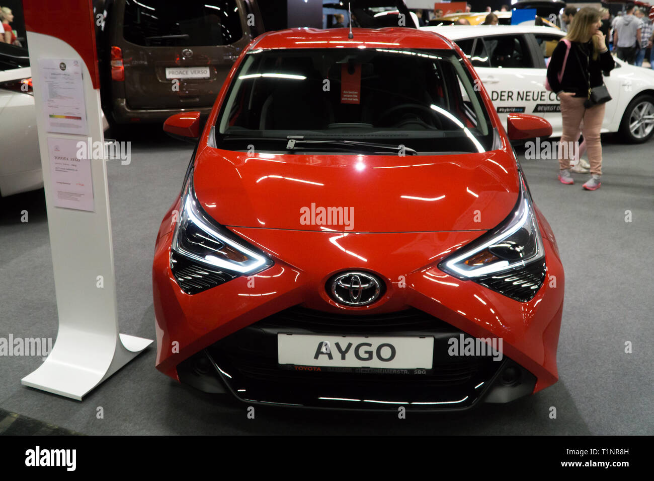 Salisburgo, Austria - marzo 23rd, 2019: La piccola Toyota AYGO presso l'auto show Foto Stock