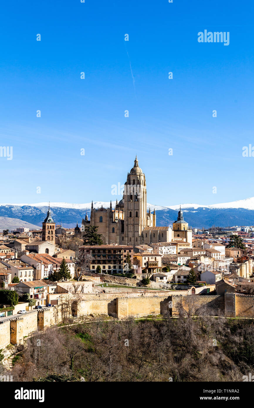 Segovia, Spagna: vista da Juan II torre nel periodo invernale di Alcazar della città vecchia di Segovia e la Cattedrale con la Snow capped Sierra de Guad Foto Stock