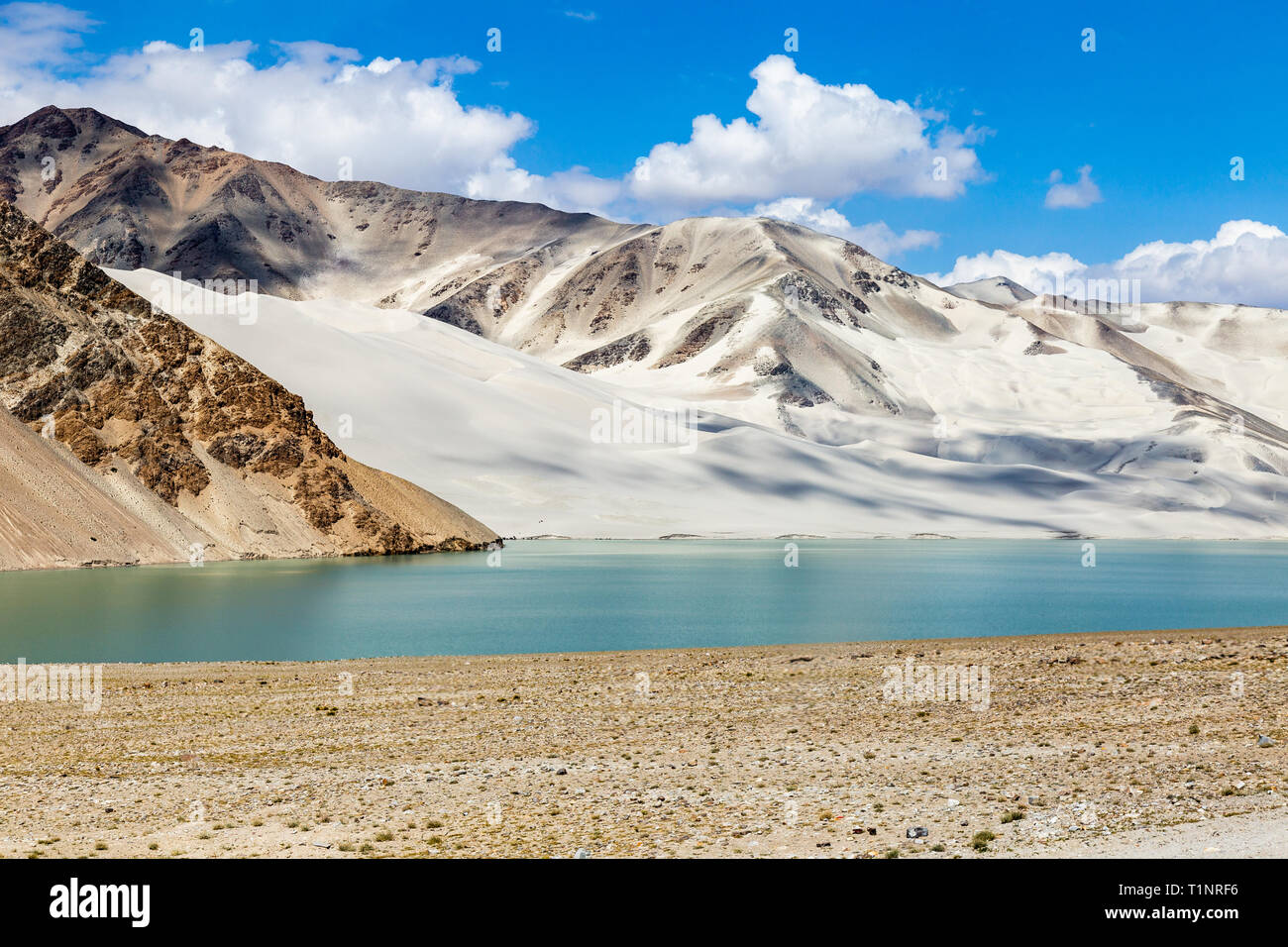 White Sand Lake lungo la Karakoram Highway, Xinjiang, Cina. Il collegamento di Kashgar e il confine pakistano e attraversando altopiano del Pamir, questa strada ha alcuni di Foto Stock