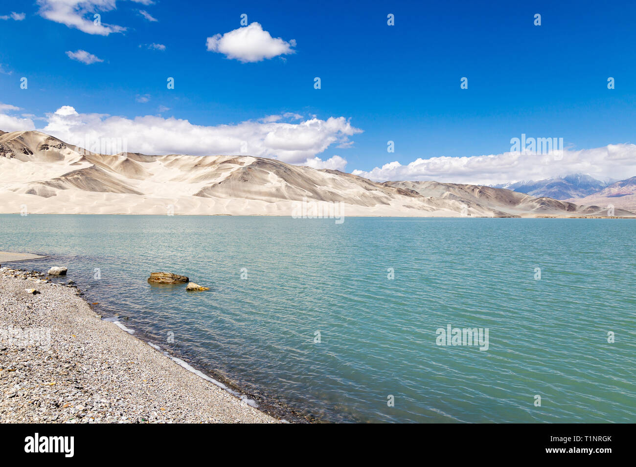 White Sand Lake lungo la Karakoram Highway, Xinjiang, Cina. Il collegamento di Kashgar e il confine pakistano e attraversando altopiano del Pamir, questa strada ha alcuni di Foto Stock