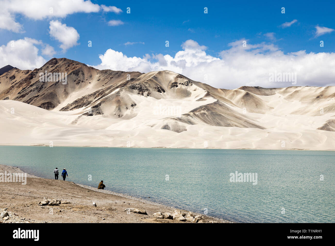 White Sand Lake lungo la Karakoram Highway, Xinjiang, Cina. Il collegamento di Kashgar e il confine pakistano e attraversando altopiano del Pamir, questa strada ha alcuni di Foto Stock