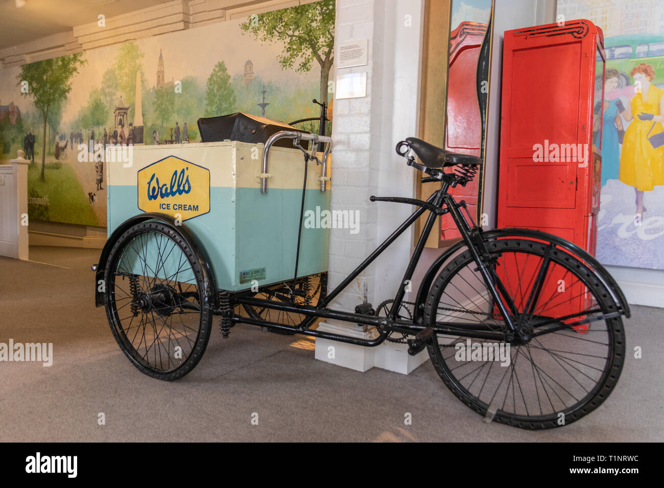 Pareti Vintage gelato triciclo fornitori Foto Stock