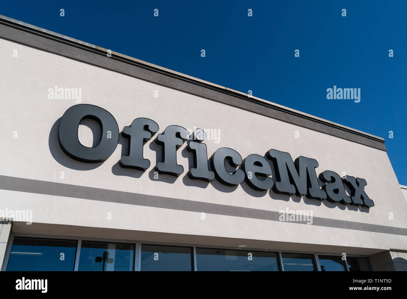 STILLWATER, MN/USA - MARZO 23, 2019: OfficeMax store ingresso e logo del marchio. OfficeMax è un ufficio rivenditore di materiali di consumo e una filiale di Foto Stock