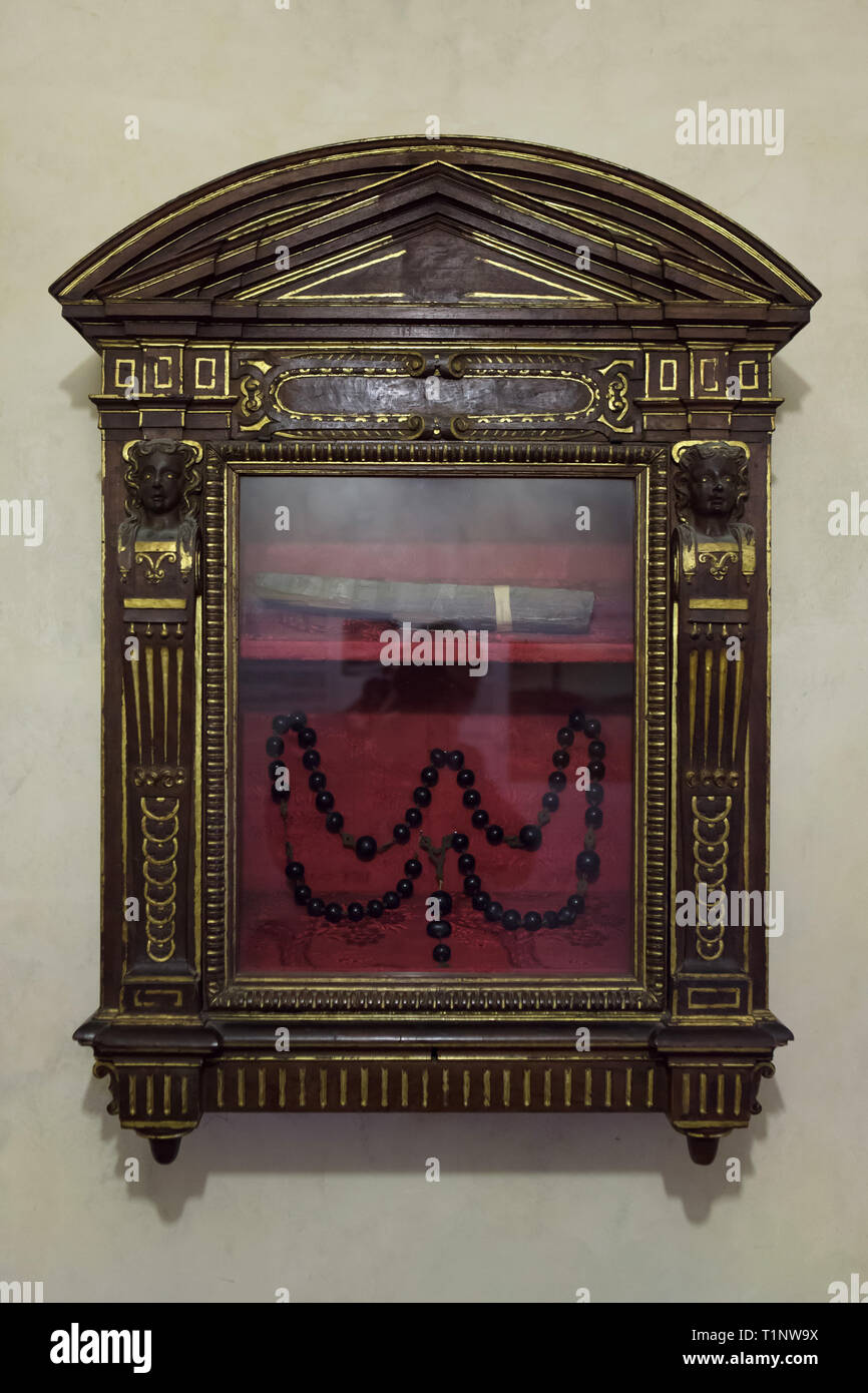 Rosario utilizzato da Girolamo Savonarola datate dal XV secolo e il palo di legno della esecuzione di Girolamo Savonarola il 23 maggio 1498 sul display in Savonarola della cella presso il Convento di San Marco (Convento di San Marco), ora il Museo di San Marco (Museo Nazionale di San Marco a Firenze, Toscana, Italia. Foto Stock