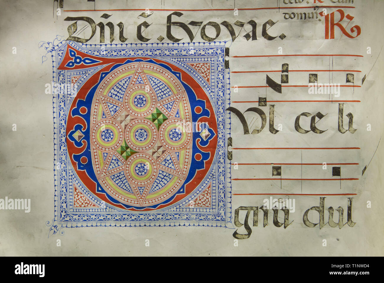 Illuminata da iniziale manoscritto fiorentino illuminatori Zanobi Strozzi e Filippo di Matteo Torelli nell'Antifonario G datato 1447 sul display nella biblioteca del convento di San Marco Museum (Museo Nazionale di San Marco a Firenze, Toscana, Italia. Foto Stock