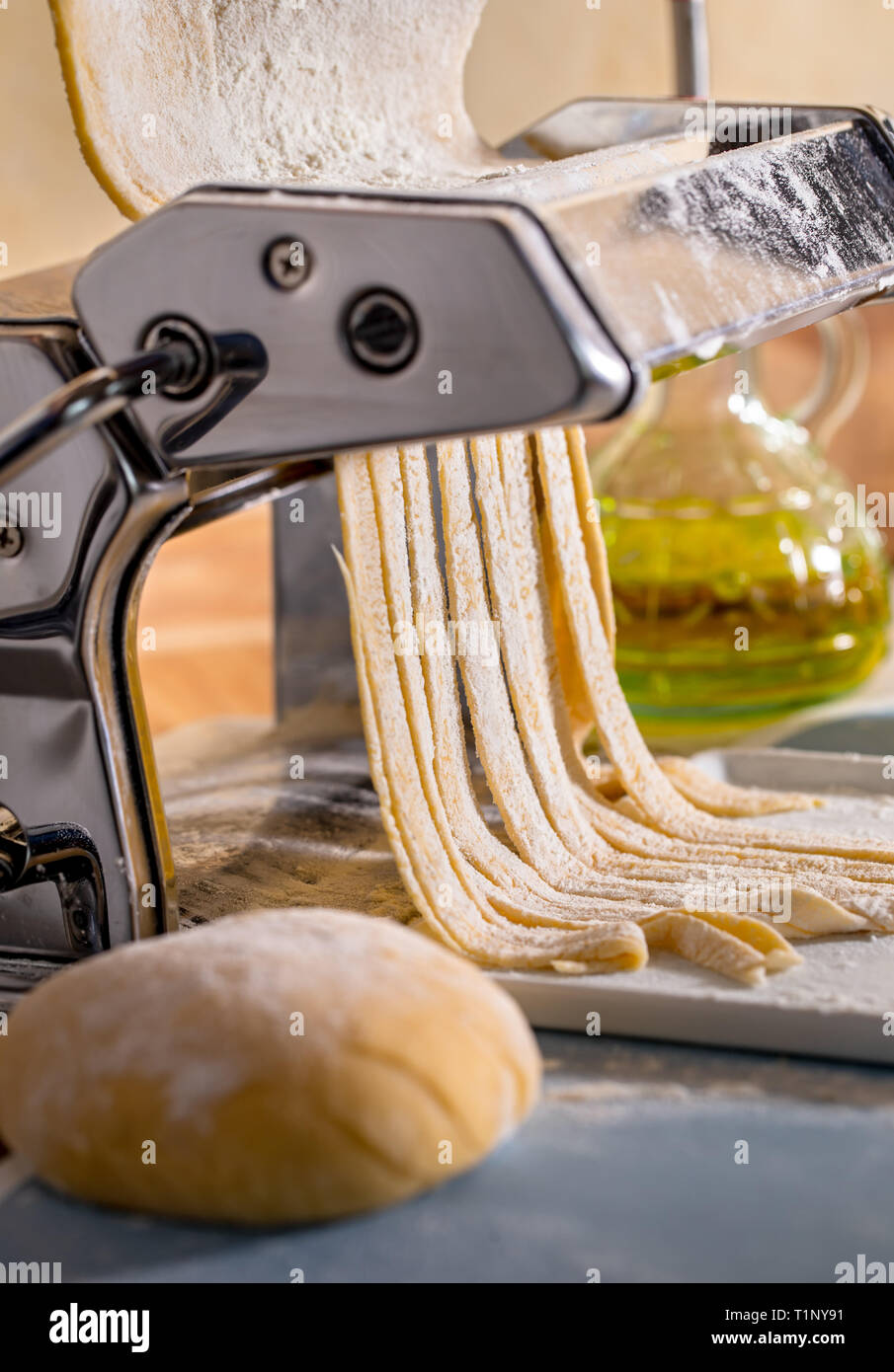 Fare la pasta su una macchina Foto Stock