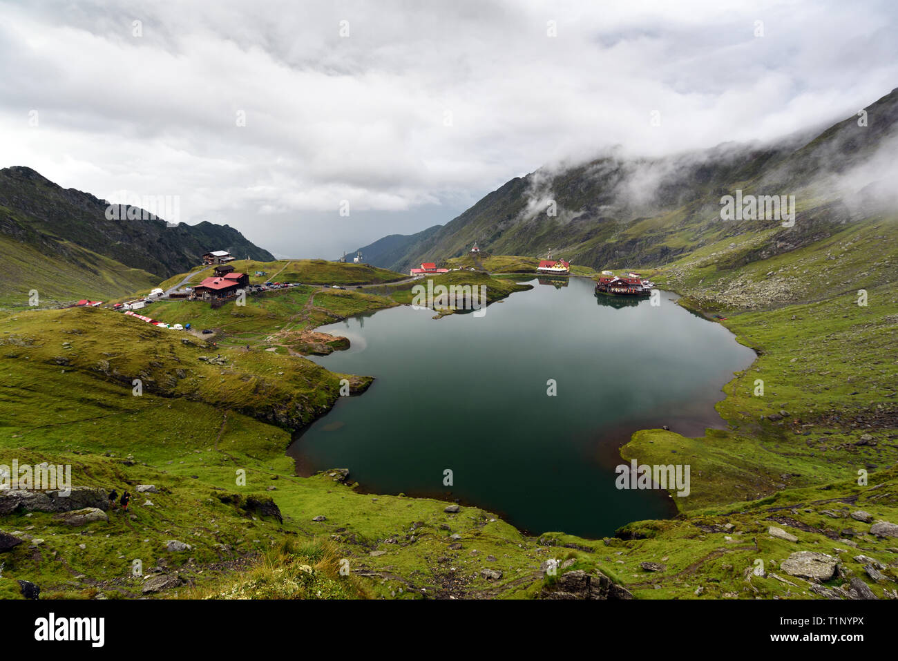 Incredibile paesaggio estivo - Monti Fagaras, Transfagarasan Road e lago Balea nei Carpazi Meridionali (Alpi della Transilvania), Romania. Foto Stock