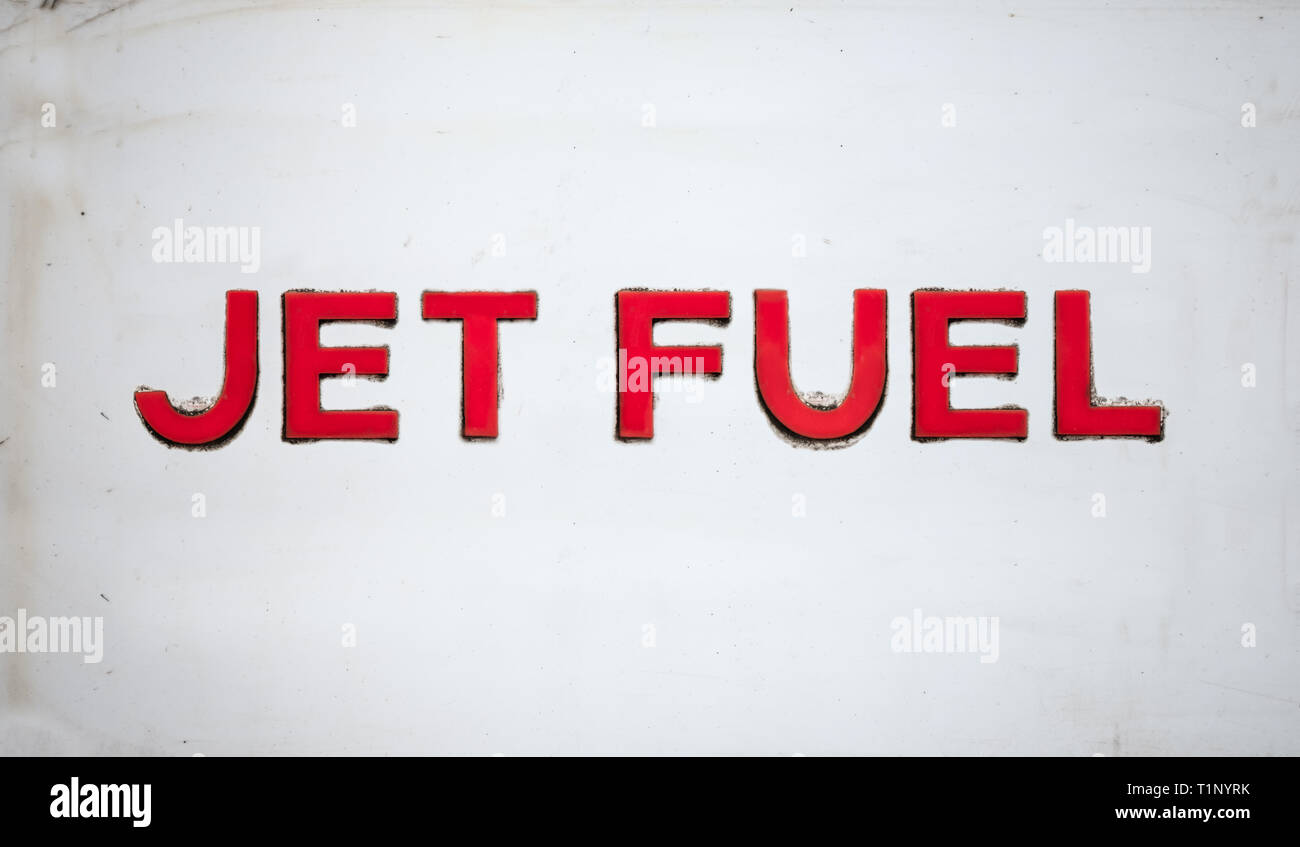 Immagine di viaggio di un segno per il Jet Fuel su un aeromobile in un aeroporto Foto Stock