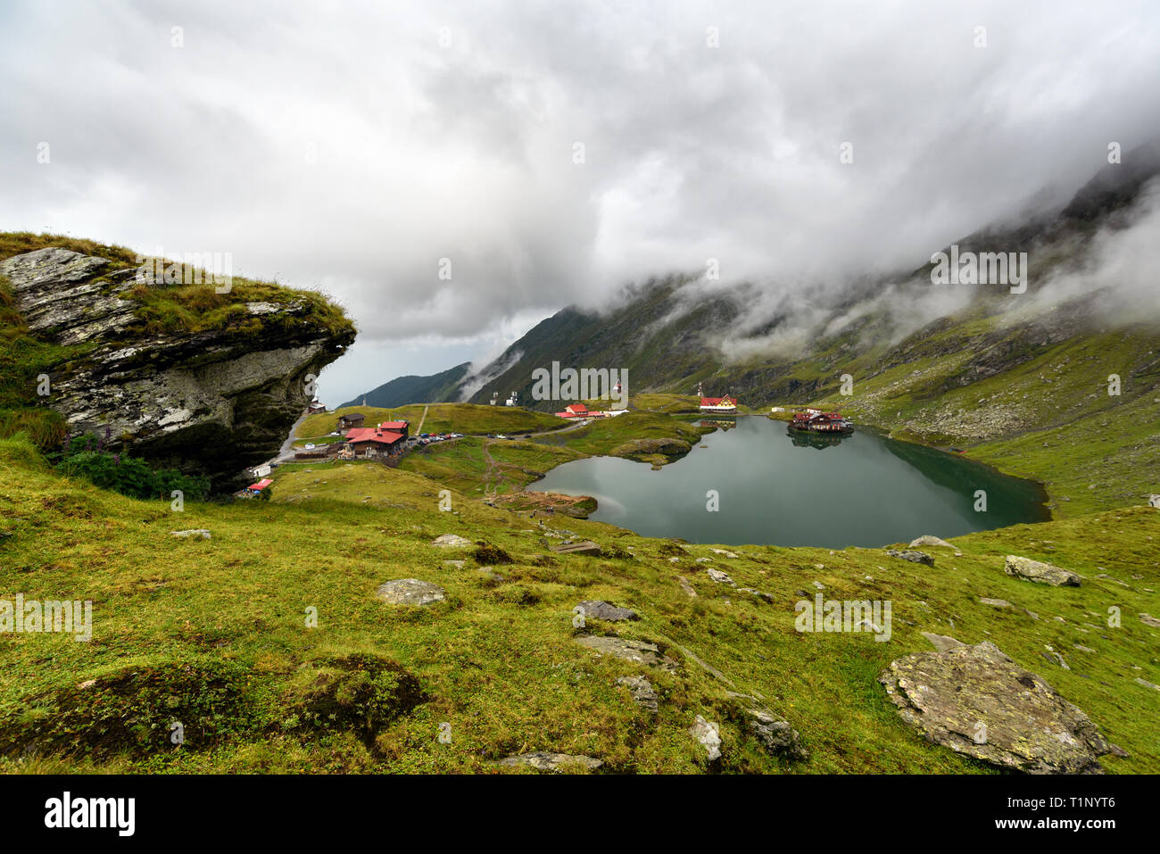 Incredibile paesaggio estivo - Monti Fagaras, Transfagarasan Road e lago Balea nei Carpazi Meridionali (Alpi della Transilvania), Romania. Foto Stock