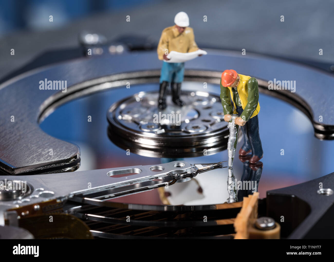 Illustrazione il concetto di intelligenza artificiale o data mining utilizzando il disco rigido Foto Stock