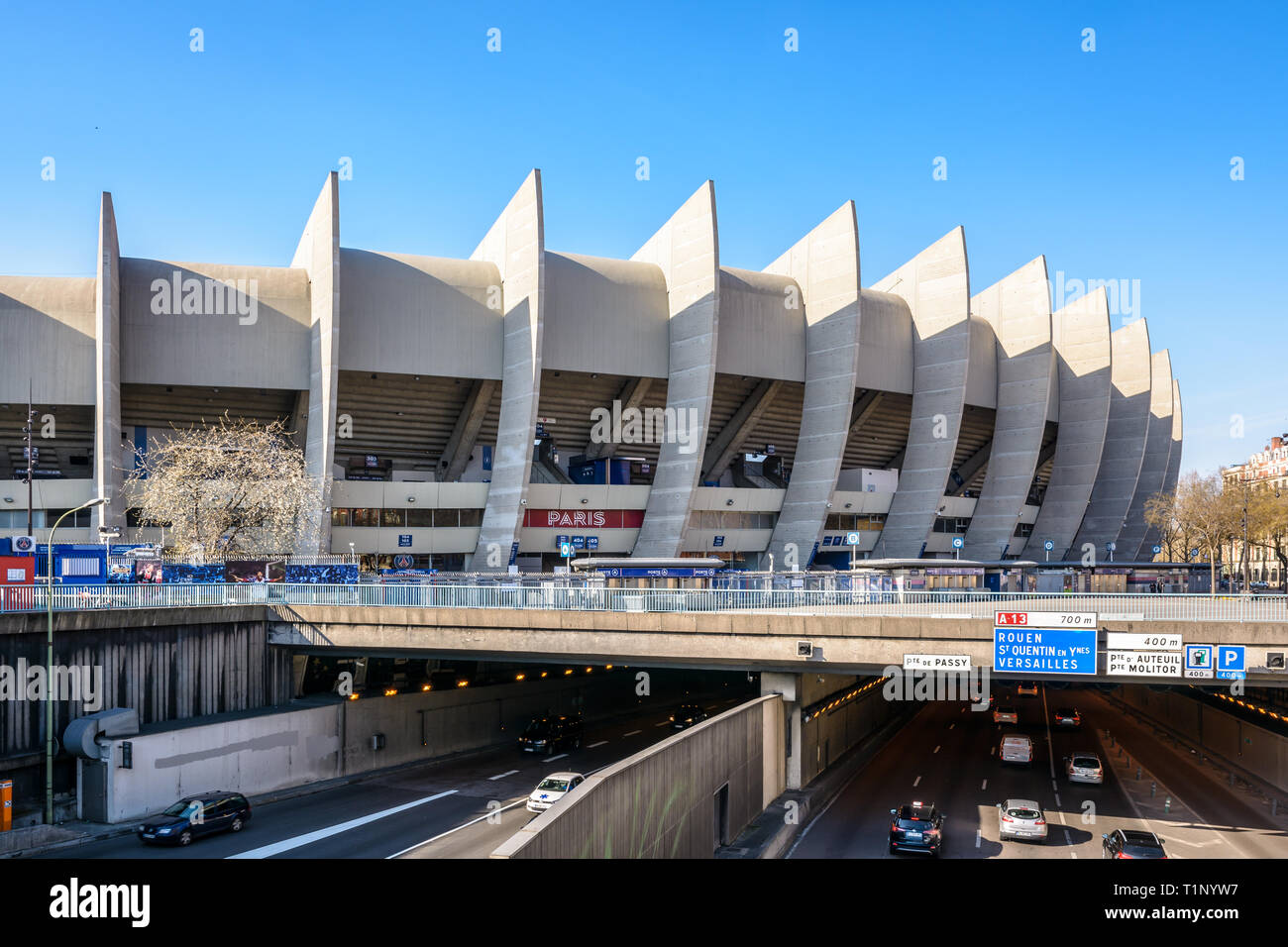 Il Parc des Princes Stadium, stadio di casa del Paris Saint Germain (PSG)  football club, è stato costruito in 1972 parzialmente sopra Parigi ring  road Foto stock - Alamy