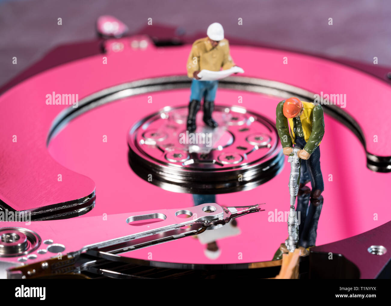 Illustrazione il concetto di intelligenza artificiale o data mining utilizzando il disco rigido Foto Stock