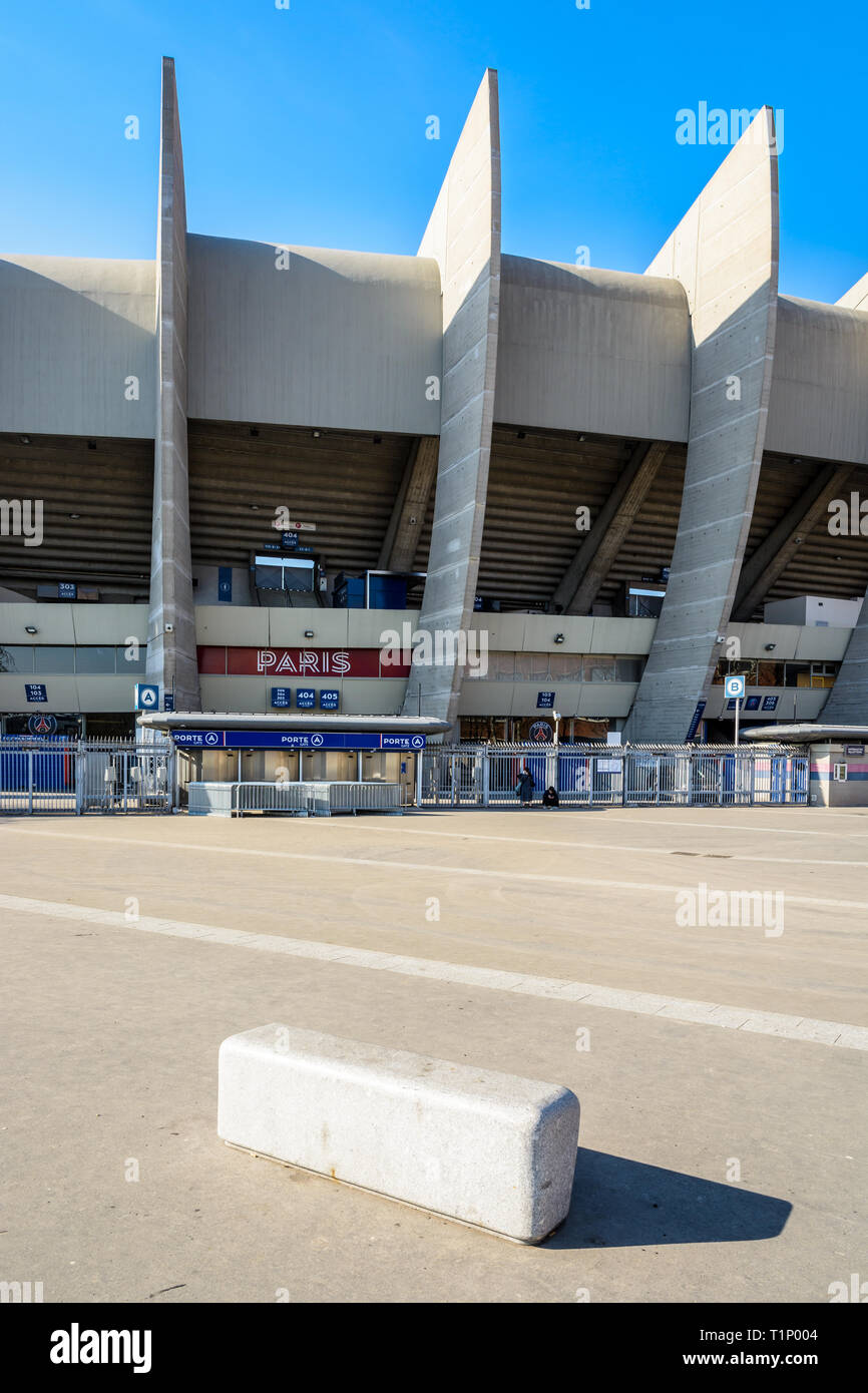 Parigi, Francia - 21 Marzo 2019: porta a dare accesso alla 'Parigi' in tribuna allo stadio di Parc des Princes costruito nel 1972 e stadio di casa di P Foto Stock