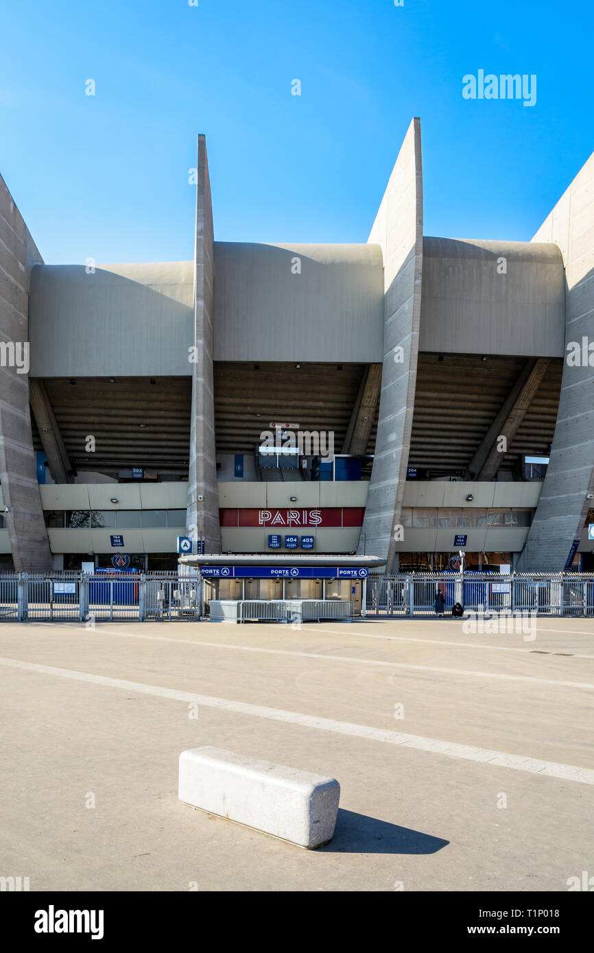 Parigi, Francia - 21 Marzo 2019: porta a dare accesso alla 'Parigi' in tribuna allo stadio di Parc des Princes costruito nel 1972 e stadio di casa di P Foto Stock