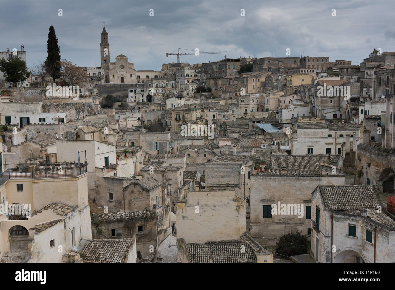 L'Italia, il sud Italia, regione della Basilicata provincia di Matera,  Matera. La città si trova in un piccolo canyon scavato dal Gravina.  Panoramica della città Foto stock - Alamy