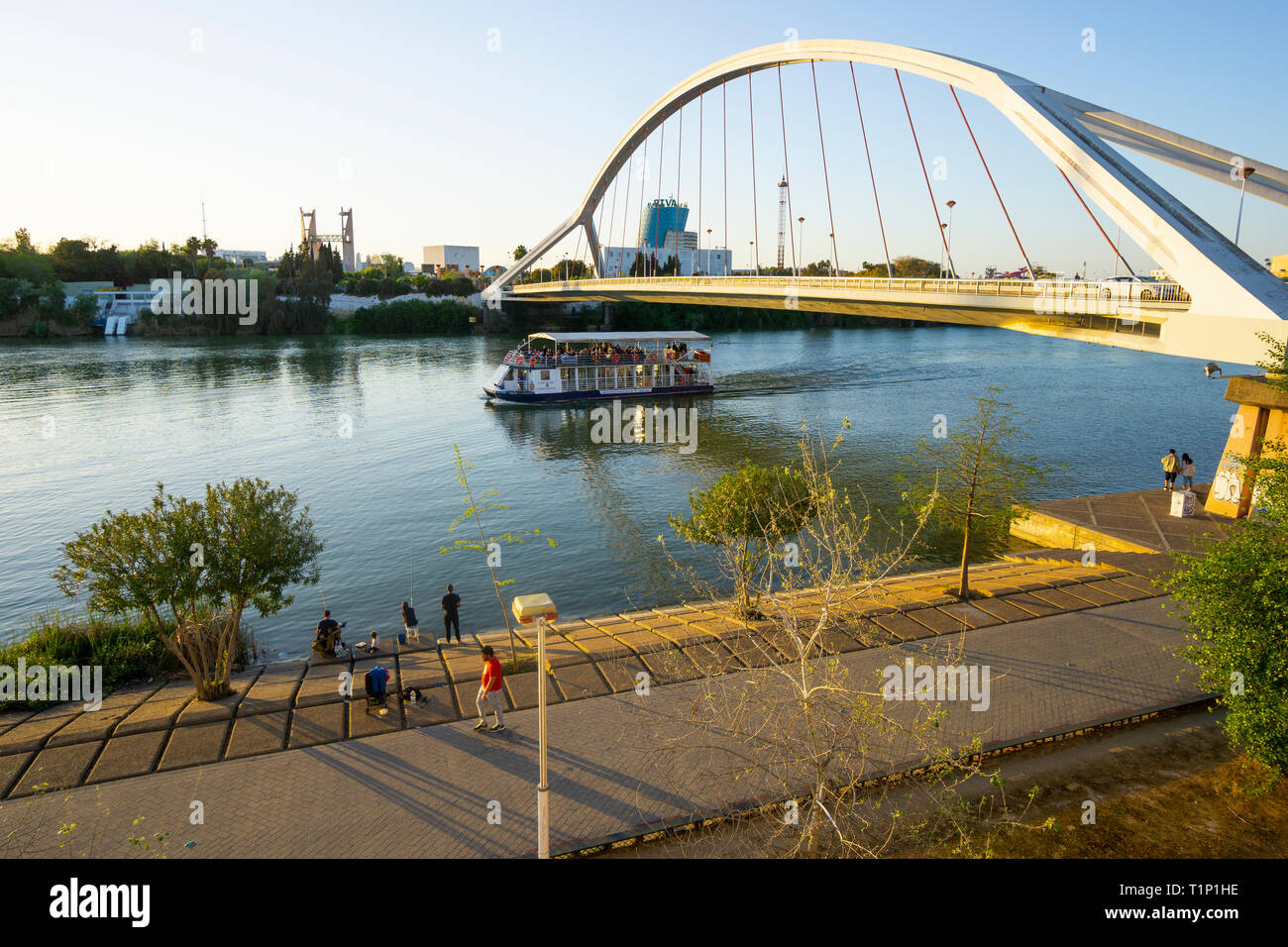 Un tour in barca passando sotto il Puente de la Barqueta sul fiume Guadalquivir in Siviglia Foto Stock