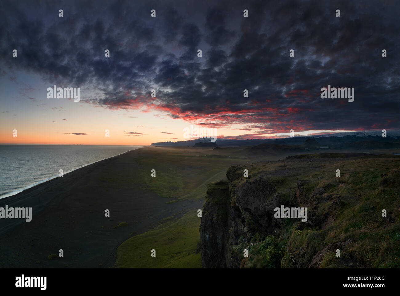 Incredibile serata estiva di scena sul Vik, dyrholaey. Tramonto colorato in Islanda, l'Europa. La bellezza del concetto di natura sfondo Foto Stock