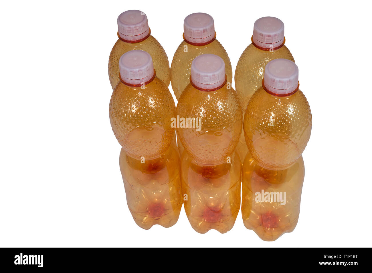 Arancione bottiglie in plastica gruppo. Isolato su sfondo bianco. Vuoto utilizzato imballaggi per bevande. Caps dettagli. La separazione dei rifiuti. La contaminazione ambientale. Foto Stock
