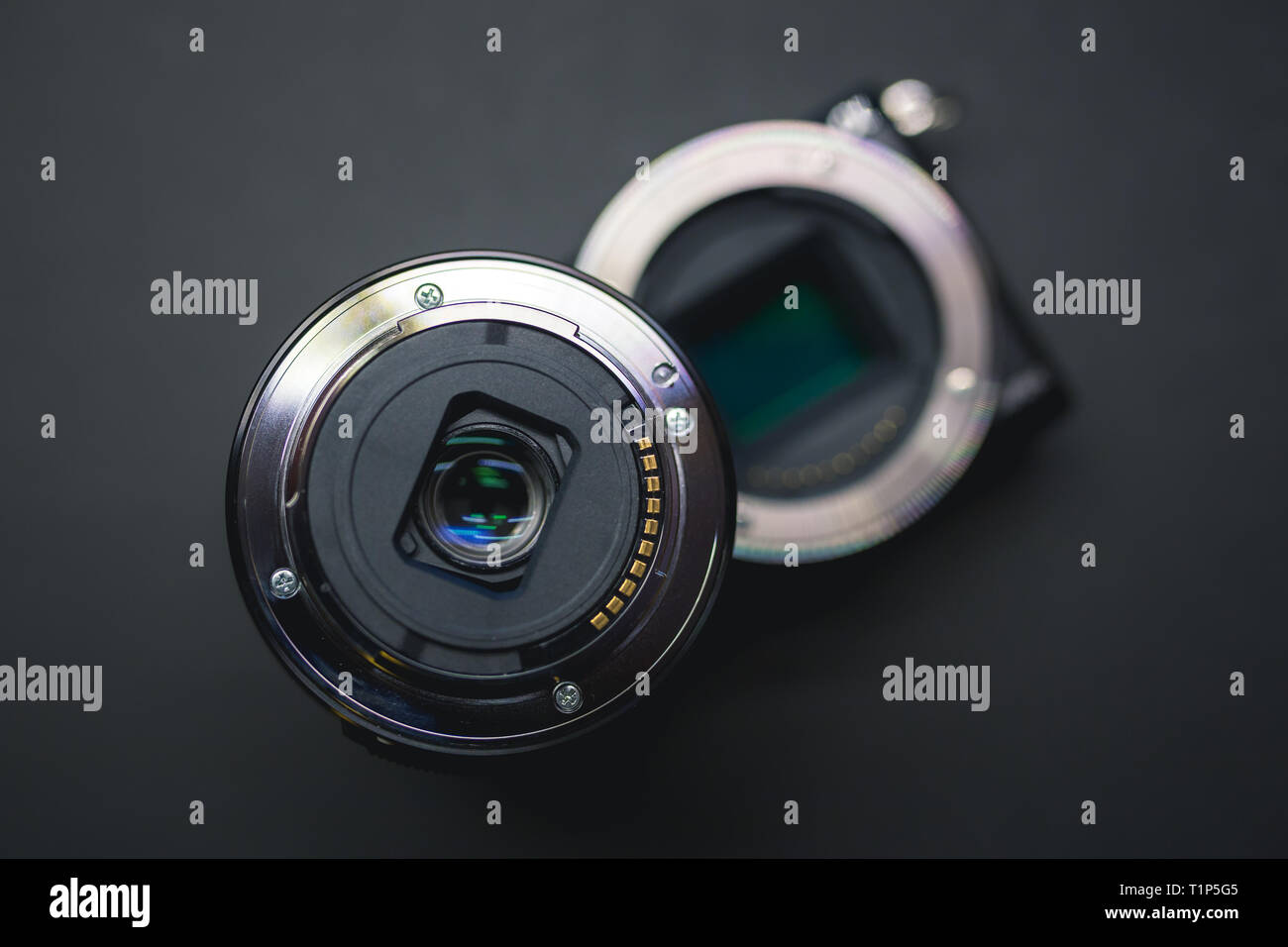 Close-up di mirrorless digital fotocamera APS-C con lente deattached. Foto Stock