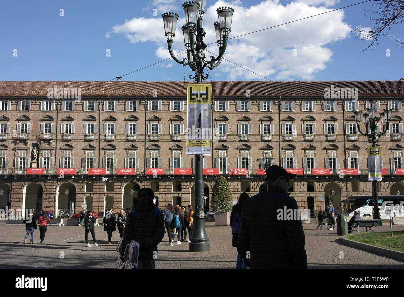 Torino, Italia. Il 18 marzo 2019. La gente a piedi in Piazza del Castello. Foto Stock
