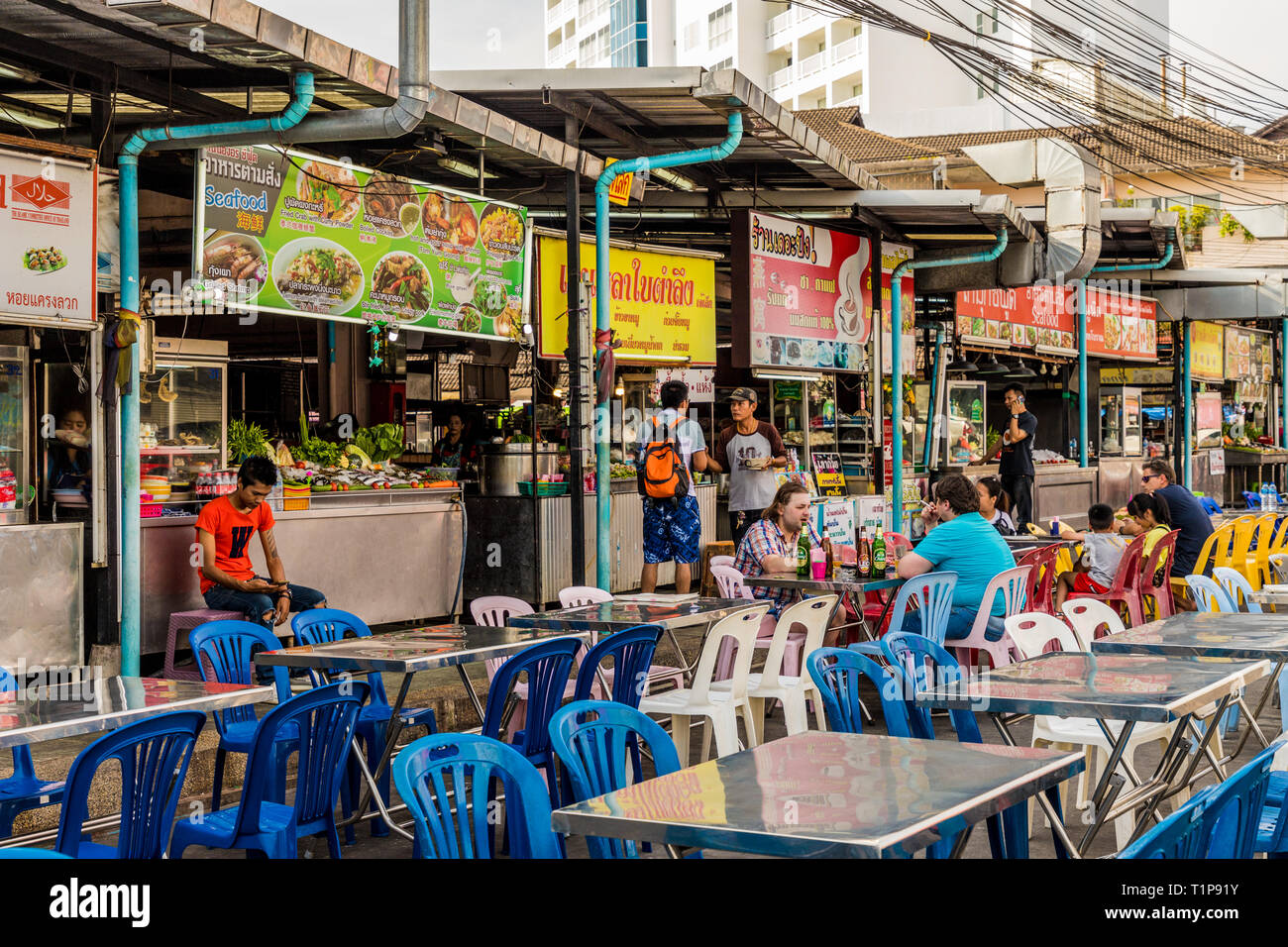 Una tipica scena nella città di Phuket in Thailandia Foto Stock