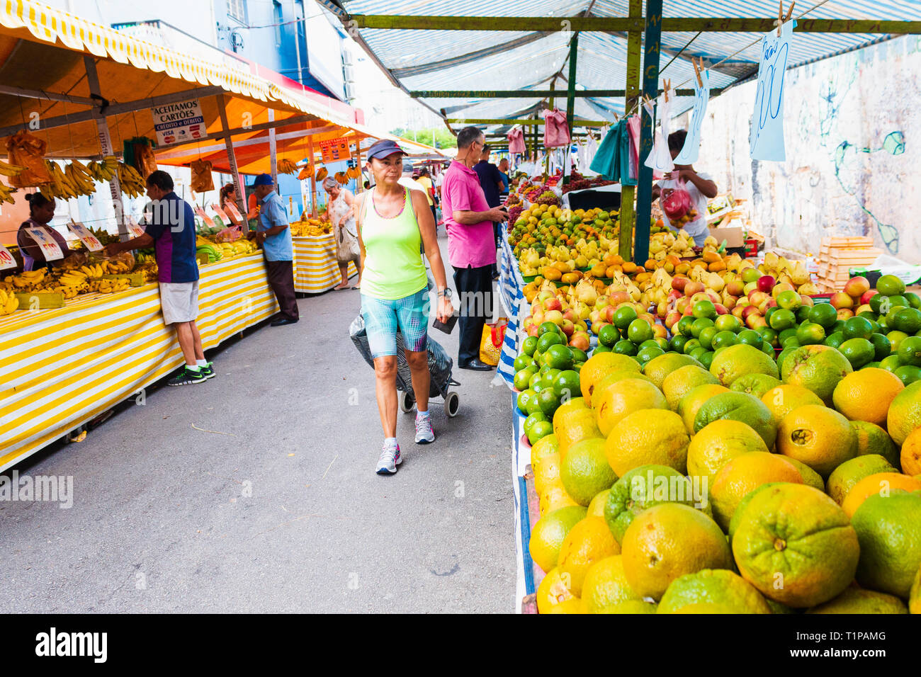 Taboão da Serra, SP / Brasile - 03/17/2019: Un gruppo non identificato di persone in commercio, la vendita di ortaggi e frutta e cibo in fiera. Foto Stock