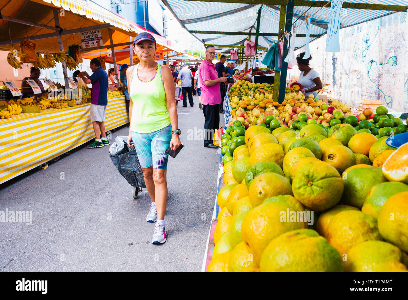 Taboão da Serra, SP / Brasile - 03/17/2019: Un gruppo non identificato di persone in commercio, la vendita di ortaggi e frutta e cibo in fiera. Foto Stock