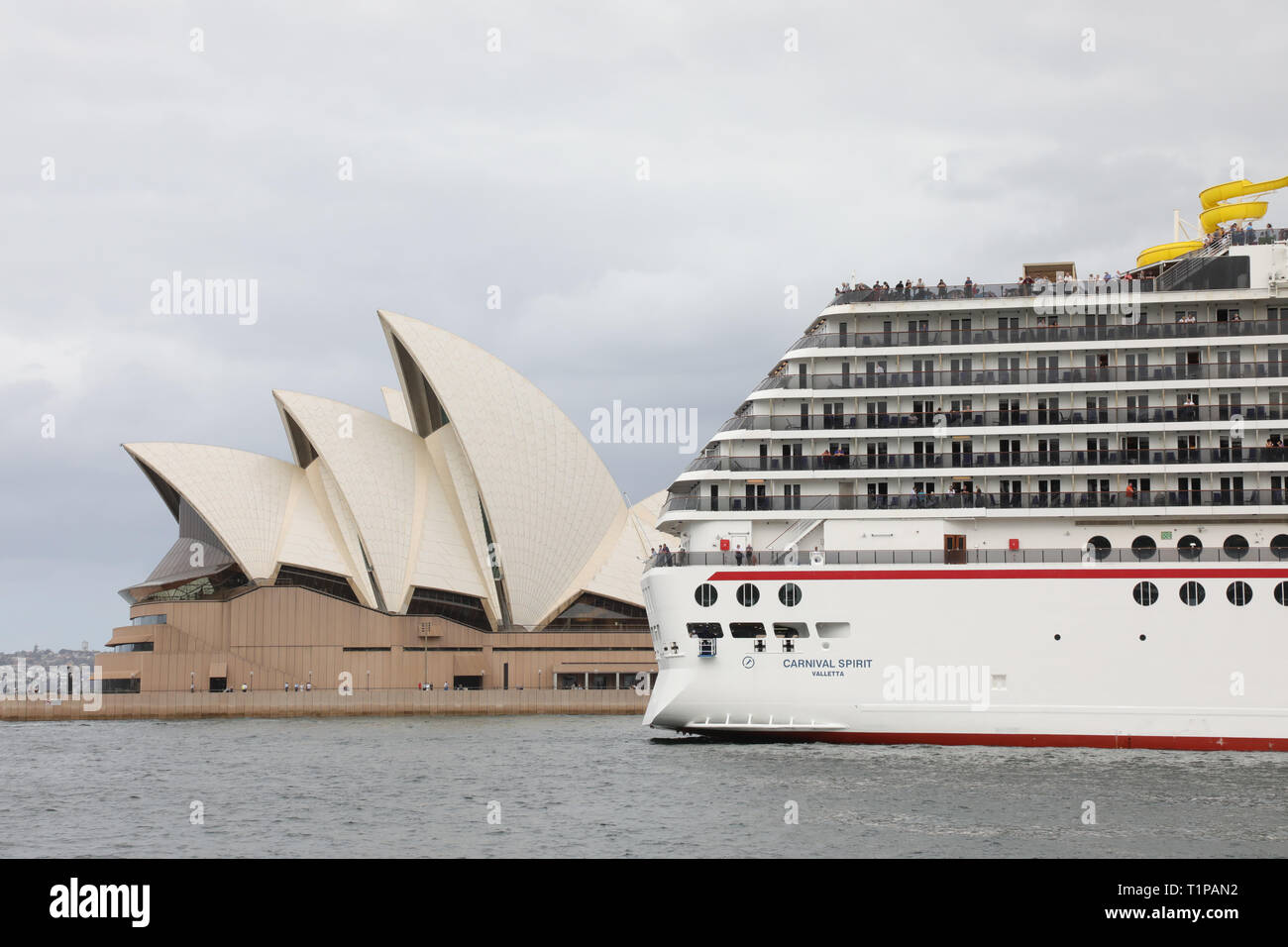 Carnival Spirit-class nave da crociera gestito da Carnival Cruise Line partono Sydney su un 11-tour notturno del Pacifico del Sud. Foto Stock